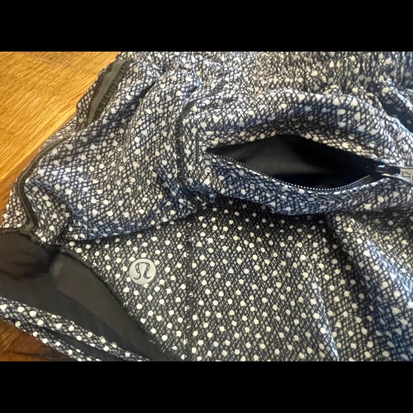 Lululemon Hotty Hot Shorts - Frozen Fizz, Sz 4 - Picture 6 of 16